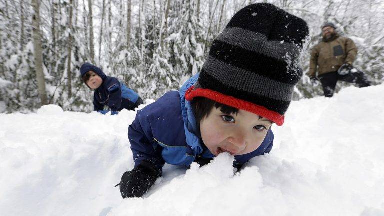 Ребенок ест снег. снегоедение или, как отучить ребенка есть снег. | здоровье человека