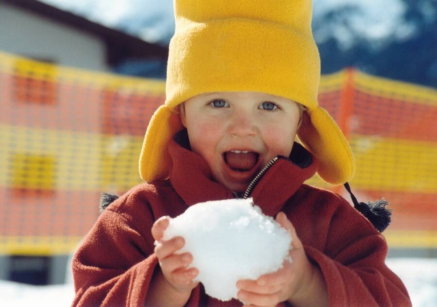 Ребёнок ест снег - в чём причины и что делать?  - семья и дом - вопросы и ответы