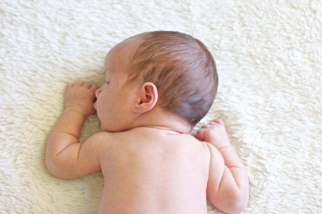 Как выкладывать новорожденного на живот и когда начинать это делать