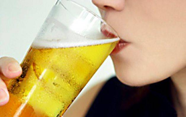 Можно ли кормящей маме пить безалкогольное пиво: разберемся