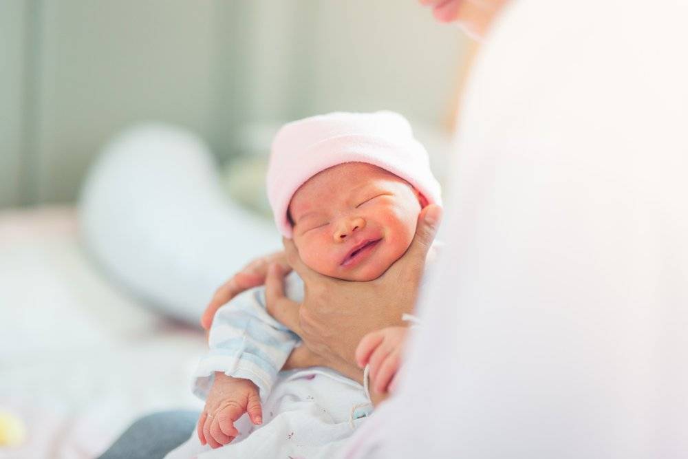 Икота у новорождённых | если грудничёк икает, что делать?
