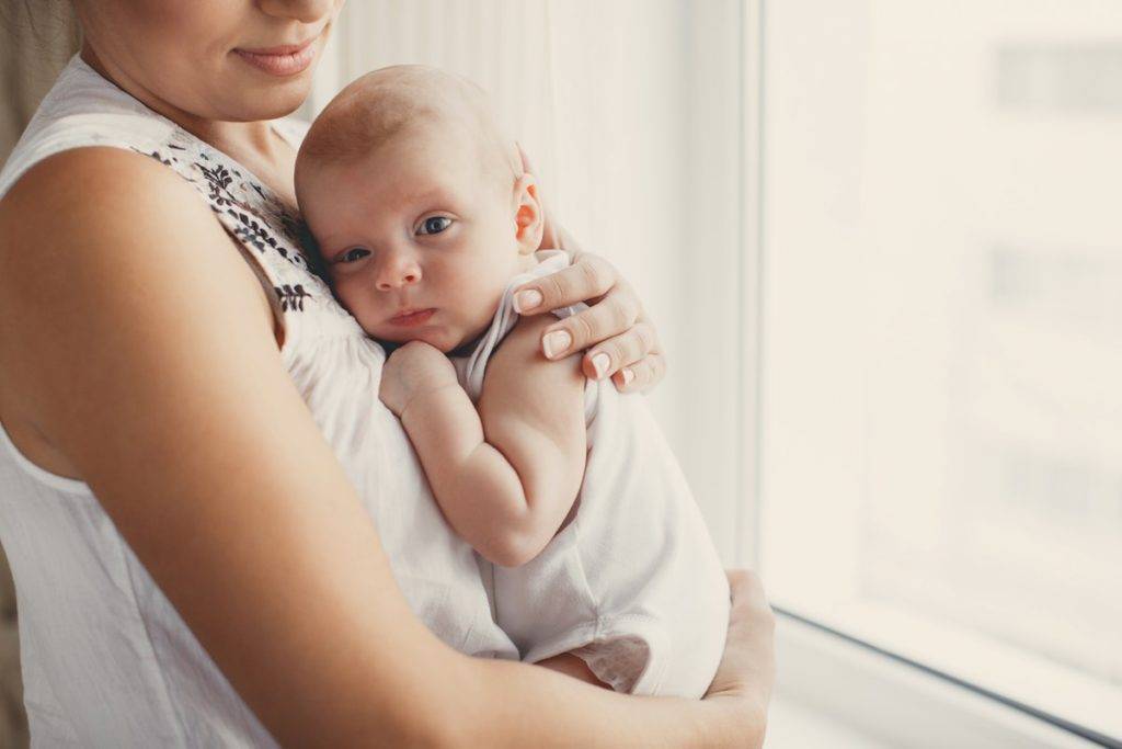 Как правильно держать новорожденного столбиком после кормления, как носить