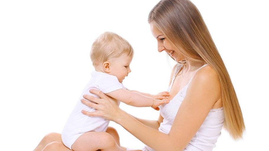 Ребенок требует грудь с криком: как быть маме?