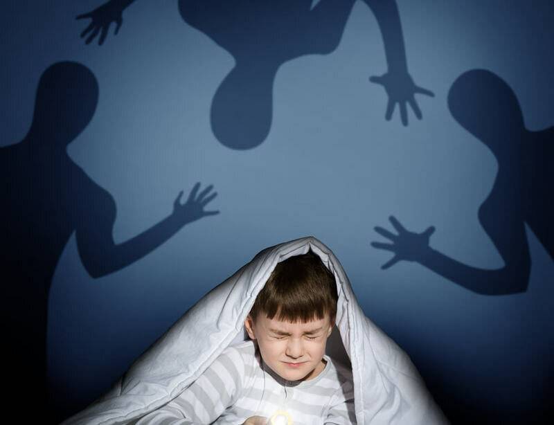 Ребенок боится темноты: как победить страх