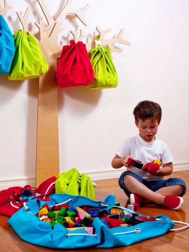 Нужен ваш совет: ну куда ж, собственно, складывать детю снятую одежду?..