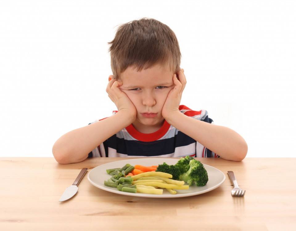 Что делать, если ребенок плюется едой