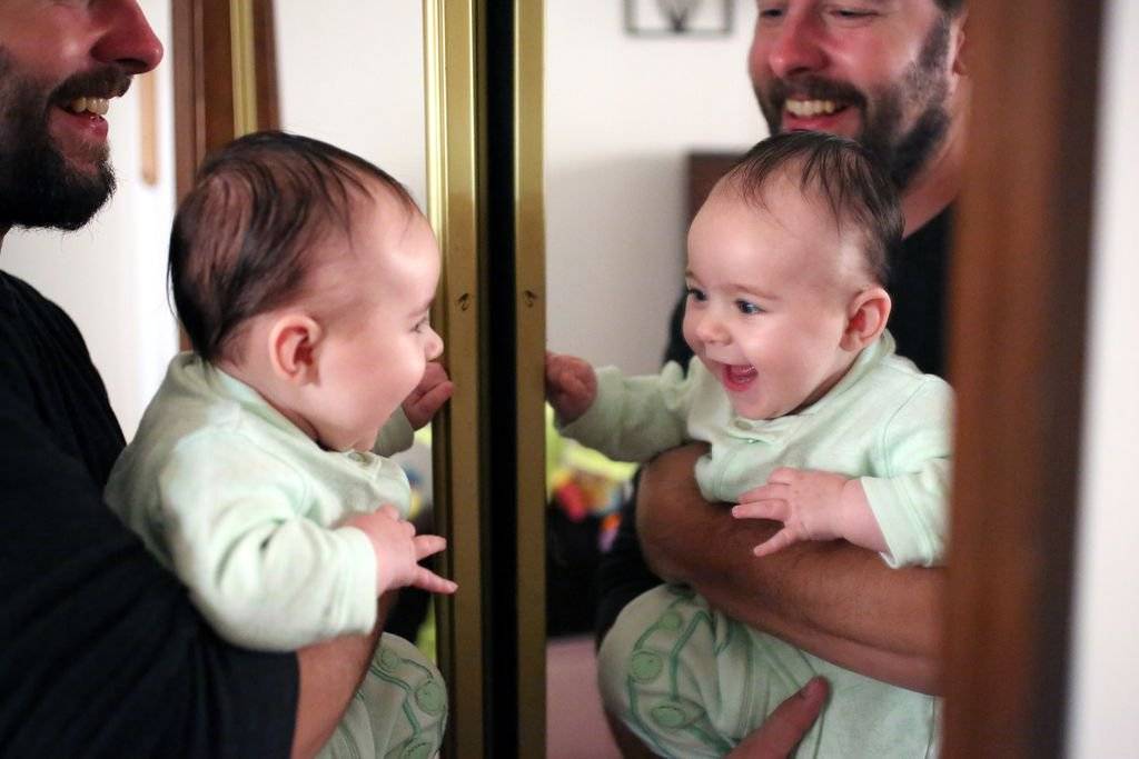 Из-за чего новорожденного нельзя показывать в зеркало