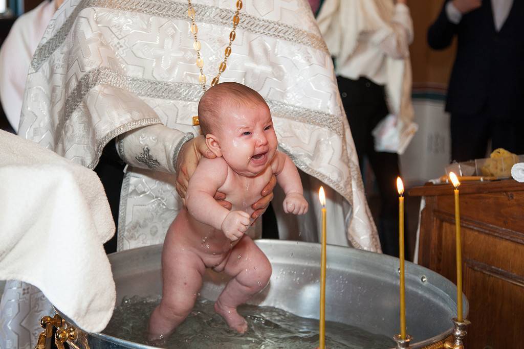 Когда лучше крестить ребенка после рождения