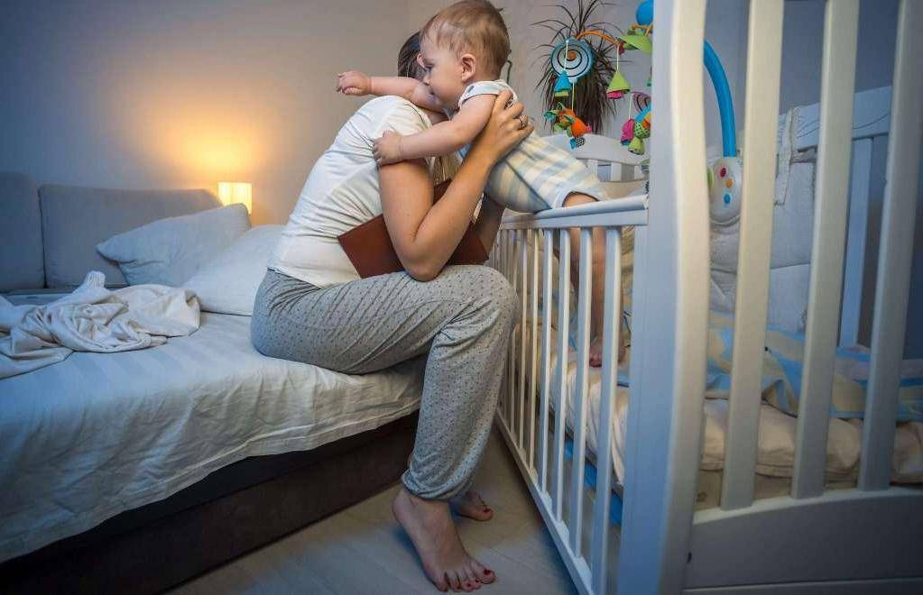 Почему ребенок в 7 месяцев часто просыпается по ночам и плачет: причины плохого сна