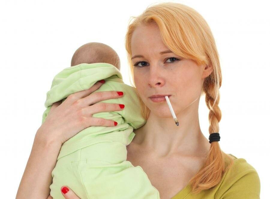 Можно ли кормить ребенка грудным молоком, если мама курит?