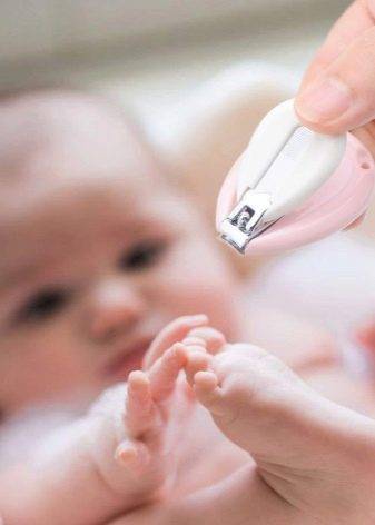 Как стричь ногти новорожденному правильно и когда можно первый раз