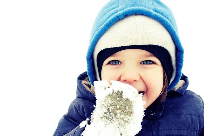 Ребенок ест снег. снегоедение или, как отучить ребенка есть снег. | здоровье человека