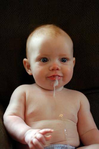 Ребенок срыгивает фонтаном после кормления грудным молоком комаровский