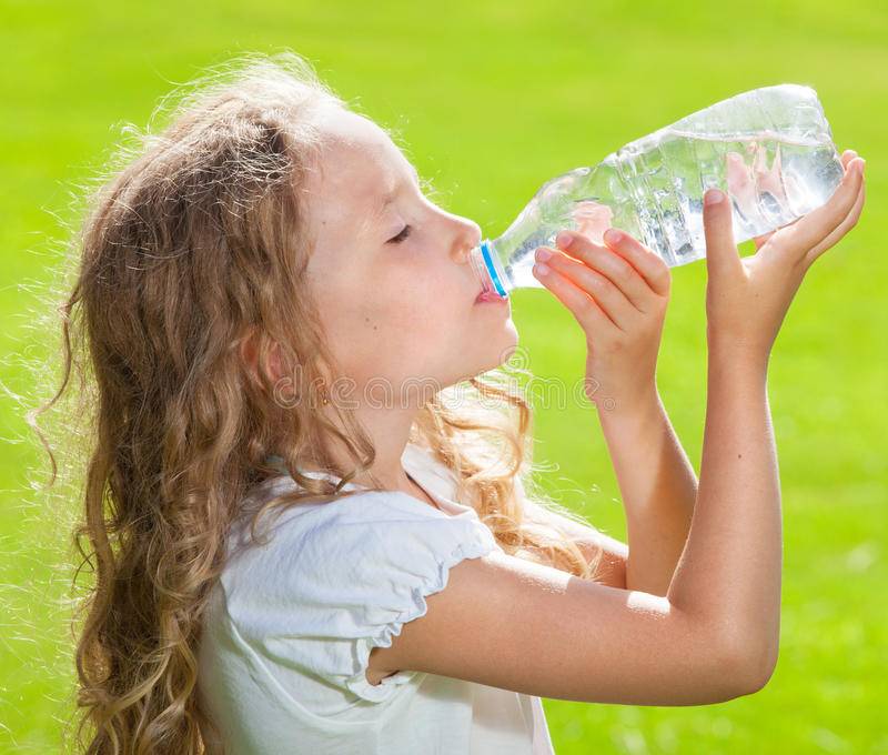 Как приучить ребенка пить воду?