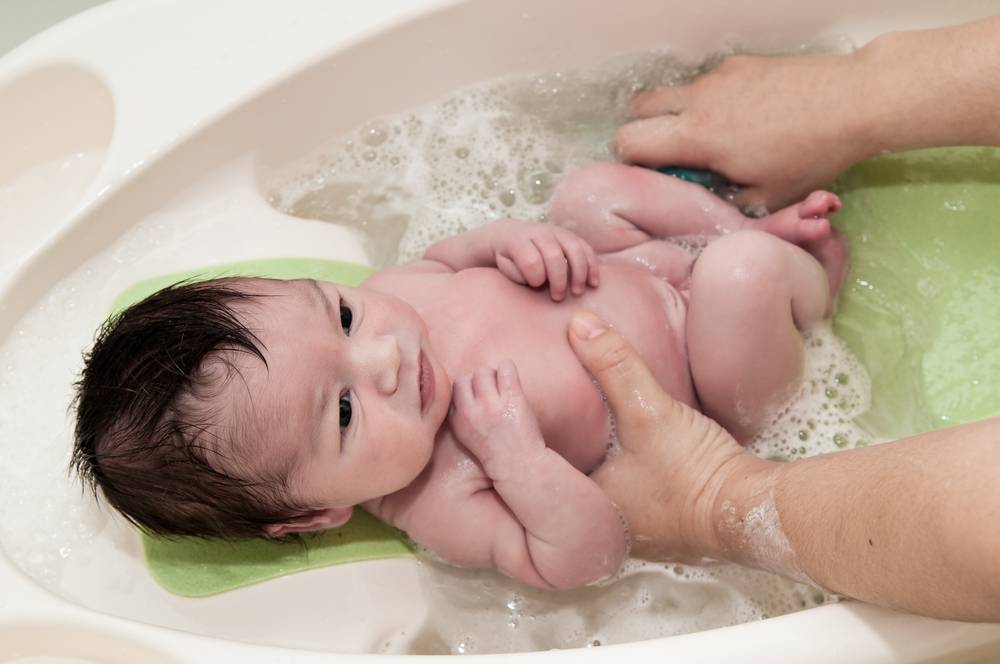 Купание новорожденного первый раз после роддома: основные правила