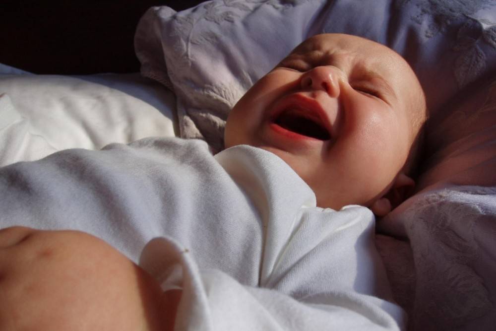Почему новорожденные не спят весь день: есть ли повод беспокоиться?