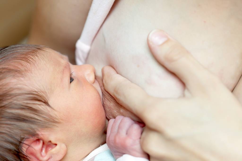 Что делать если новорожденный захлебнулся молоком, грудной ребёнок поперхнулся во время кормления
