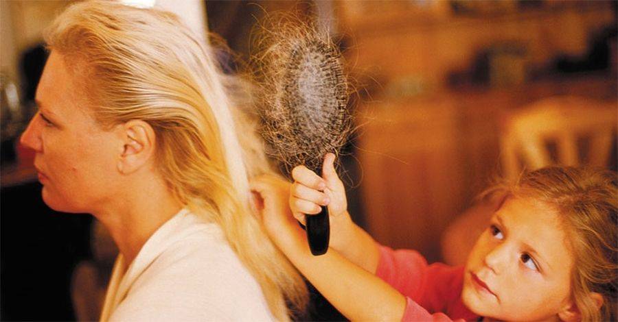 Устраняем три главные причины выпадения волос после родов