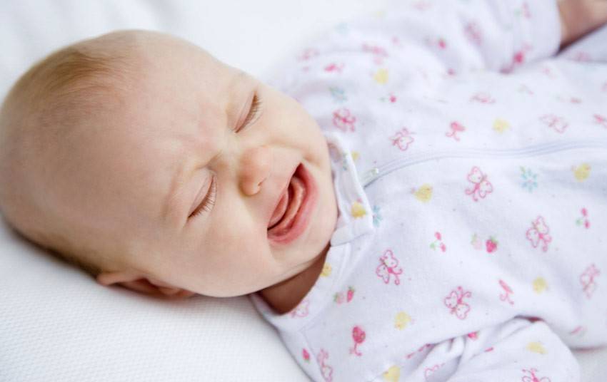 Грудничок плачет во сне не просыпаясь - причины плохого сна младенца