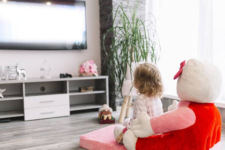 Можно ли грудничку смотреть телевизор и сколько времени