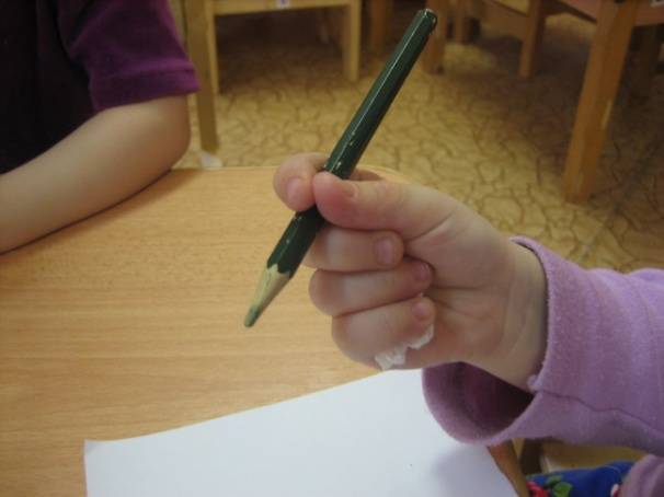 Ребенок не правильно держит ручку (карандаш), нужно ли переучивать??? дополнила - здоровье малыша и все что с ним связано - страна мам
