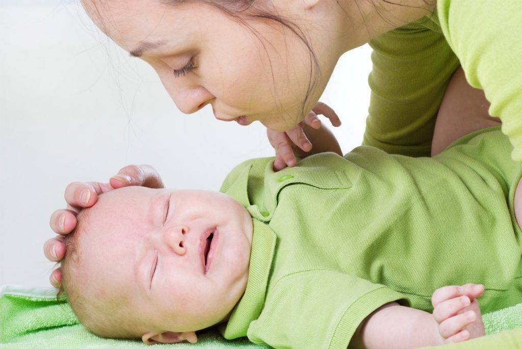 Ребёнок закидывает голову назад, когда спит: опасность или норма поведения