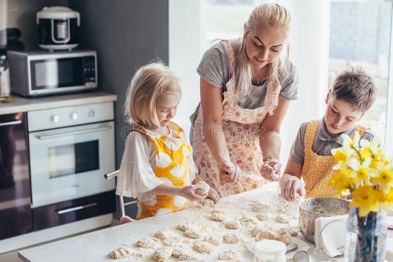 Должна ли готовить современная мать и жена?