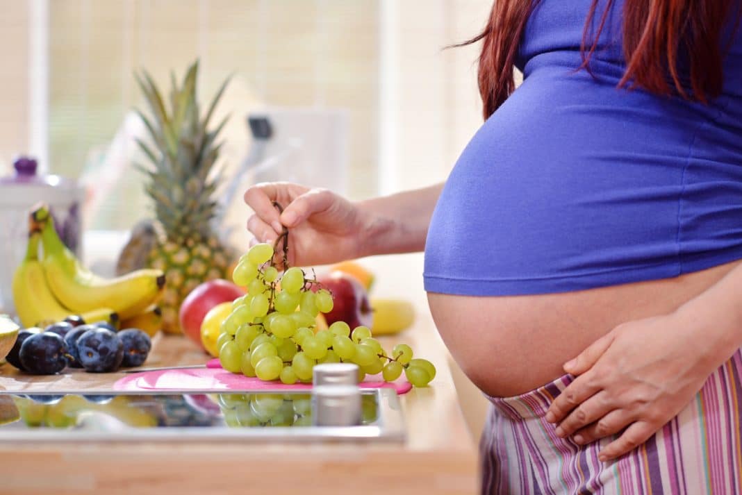 Виноград при беременности: можно ли кушать кишмиш на ранних сроках, темный красный сок из винограда во 2 и 3 триместре, и почему нельзя есть его после родов