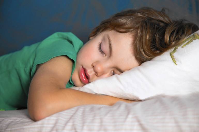 Почему ребенок скрипит зубами во сне?