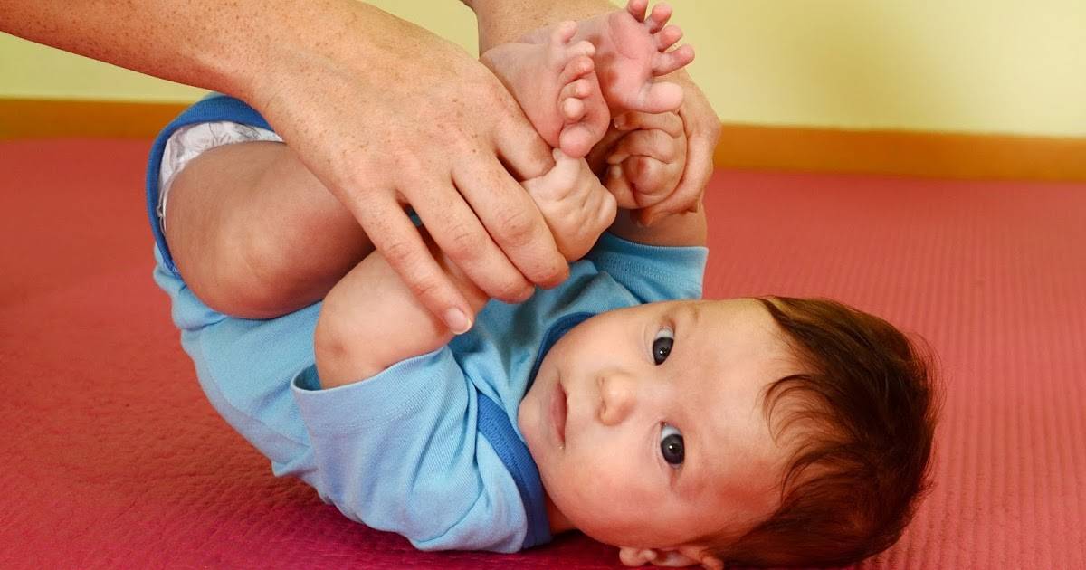Комплекс упражнений и массажа для детей в возрасте от 4 до 6 месяцев | школа «mamapapa»