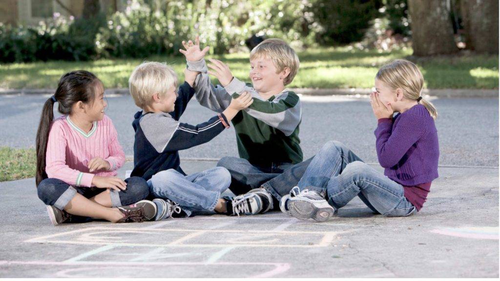 Ребенок ни с кем не дружит в детском саду, на детской площадке — нормально ли это и что делать?