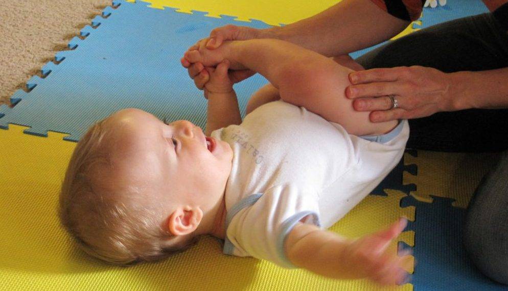 Как научить ребенка переворачиваться с живота на спину, со спины на живот