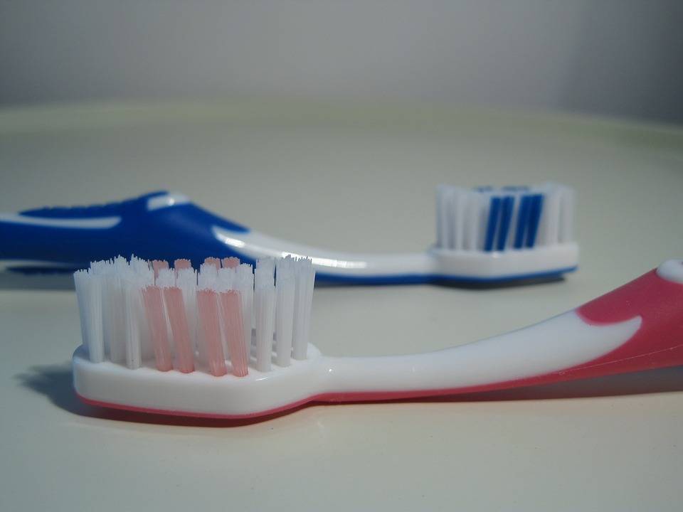 История одной вещи: зубная щетка - dentalmagazine.ru