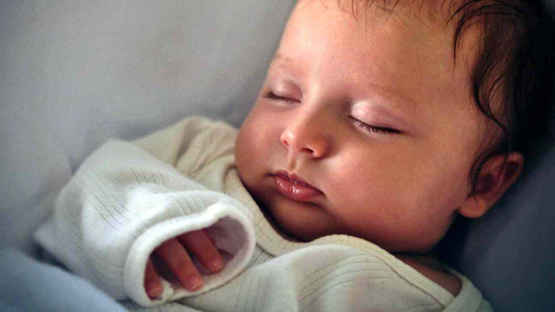 Слух у новорожденных детей. когда новорожденные начинают видеть и слышать: этапы развития слуха и зрения