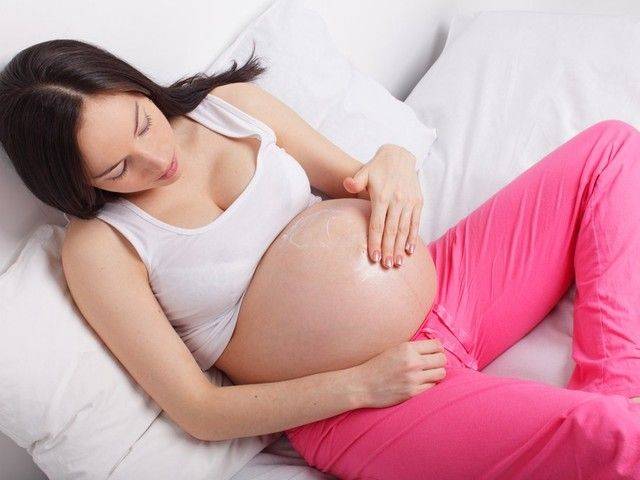 Чешется живот при беременности - почему и что с этим делать будущей маме?