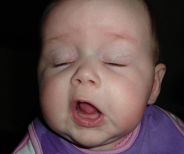 Будь здоров: почему чихает новорожденный
