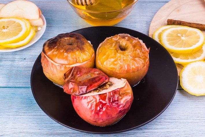 Как запекать яблоки: рецепты для грудничка и детей старше 1 года, температура запекания в духовке