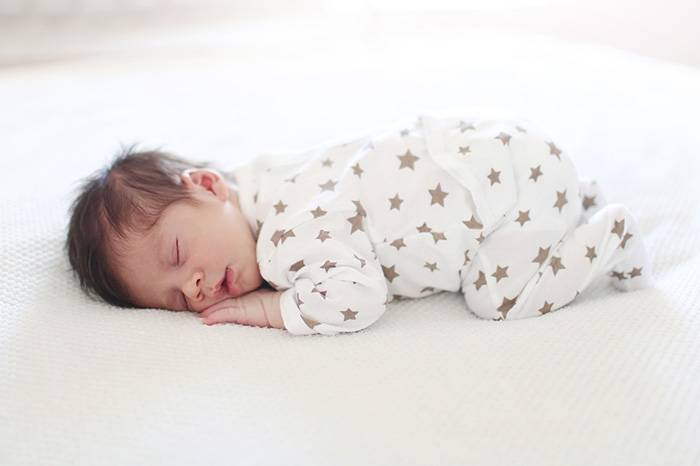 Почему ребенок переворачивается во сне. сладкий сон ребенка прервался с поворотом на живот – что делать