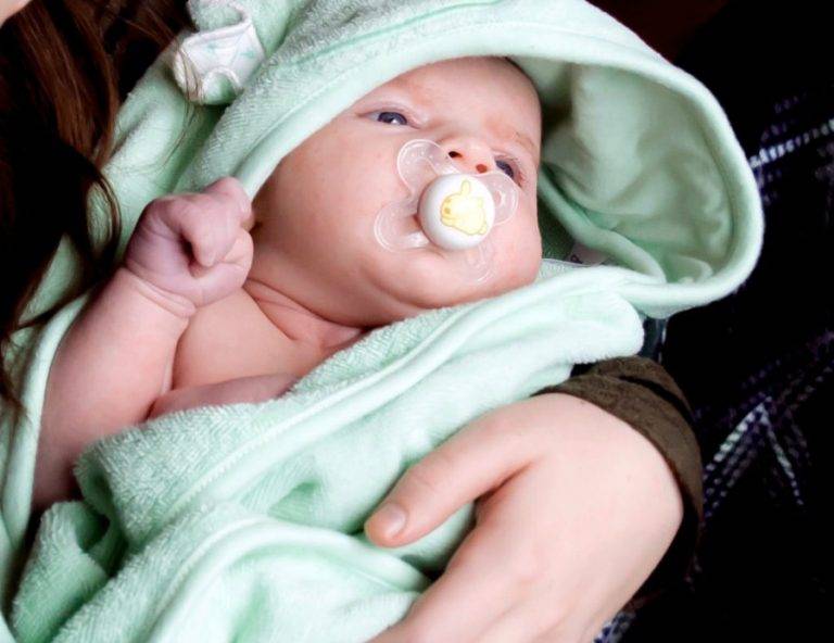 Как приучить новорожденного к пустышке, как выбрать для грудничка или младенца