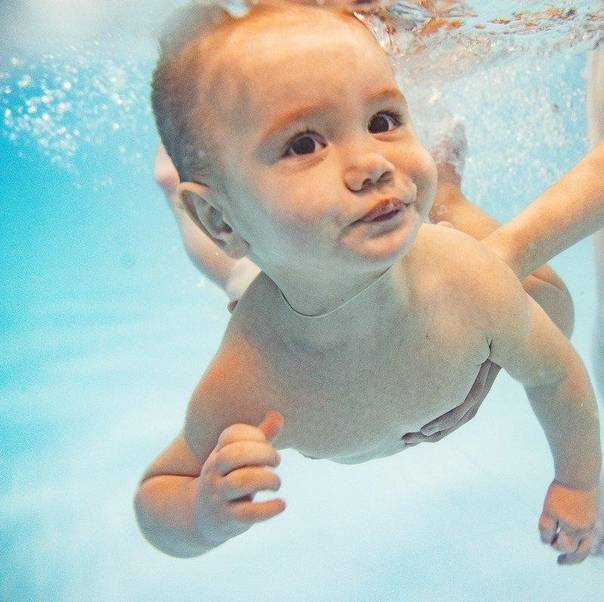 Как научить младенца плавать