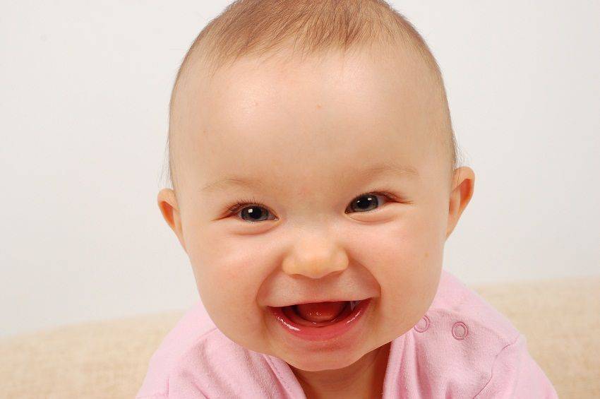 В каком возрасте младенцы начинают улыбаться