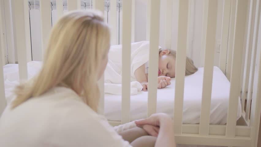 Приучаем ребенка спать в своей кроватке отдельно от мамы