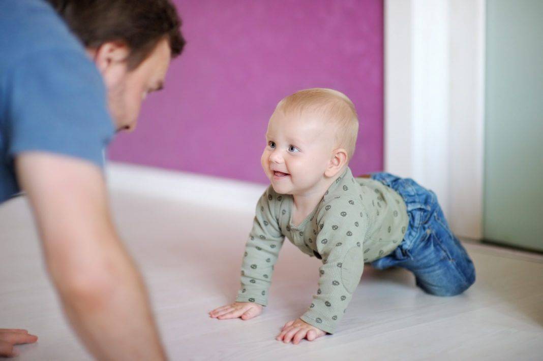 Как научить ребенка ползать? нормы и сроки развития малыша