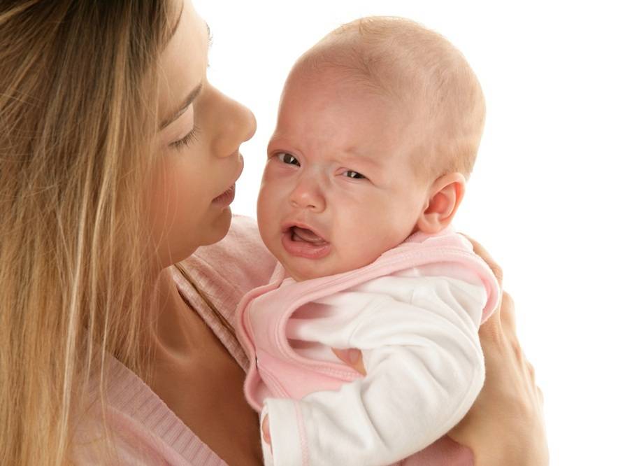 Новорожденный плачет сразу после кормления грудным молоком. ребенок плачет после кормления смесью
