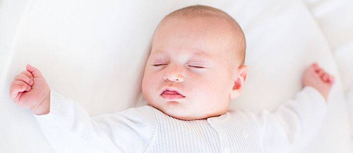 У грудничка сильно потеет голова во время кормления или сна: причины