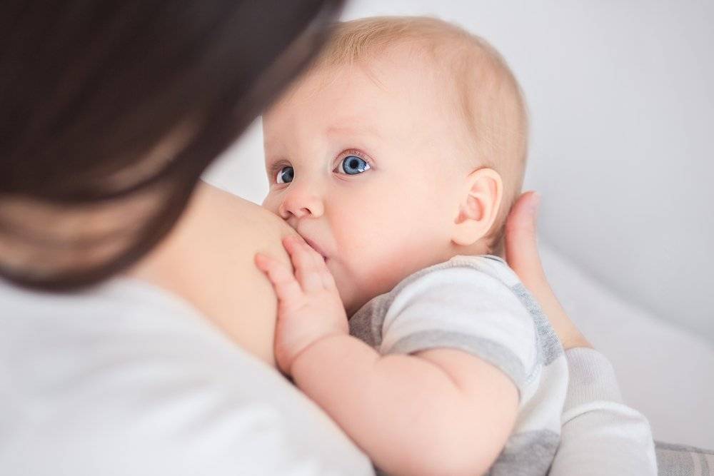 Почему ребенок не наедается грудным молоком (как понять что не наедается, признаки, причины и что делать)