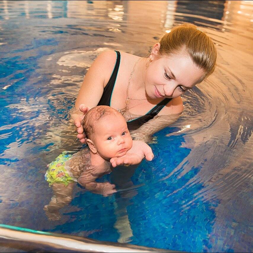 Плавание в бассейне для грудничков |когда лучше начинать занятия?