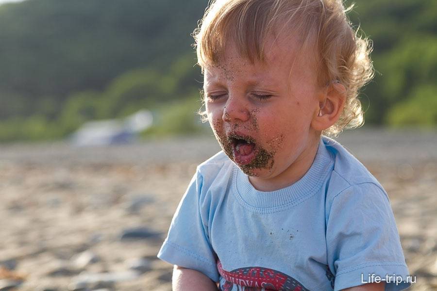 Почему дети часто едят песок: специалисты объяснили