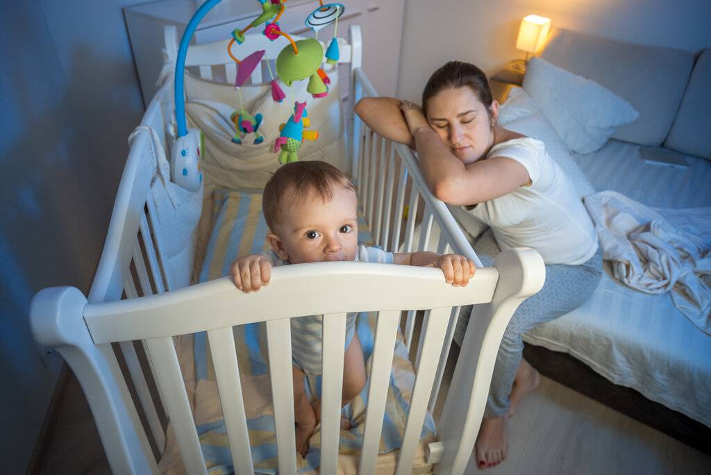 Что мешает малышу спать одному и как приучить ребенка к своей кроватке