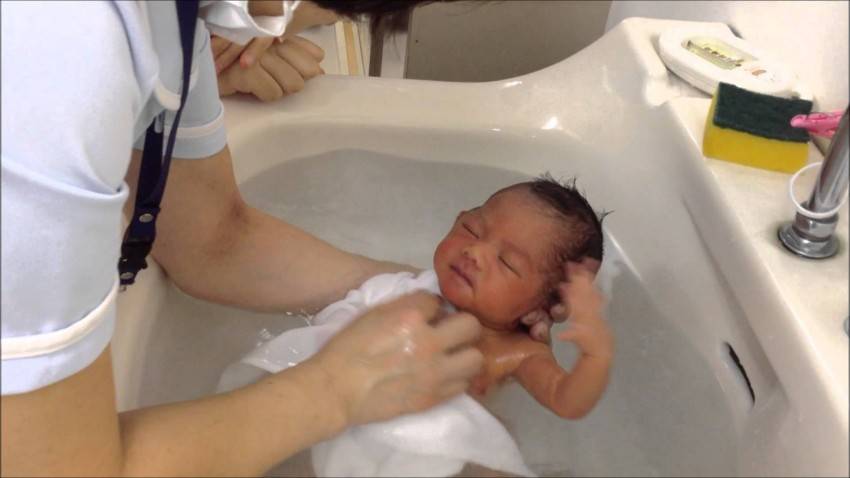 Гигиена новорожденных девочек: как подмывать, что такое синехии, как удалить смегму